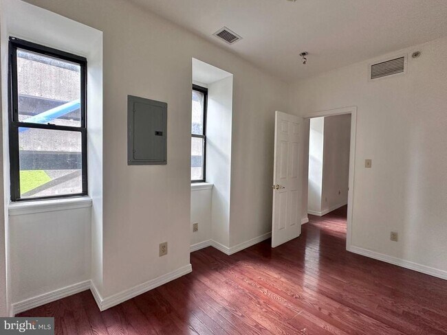 Building Photo - 118 S 12th St