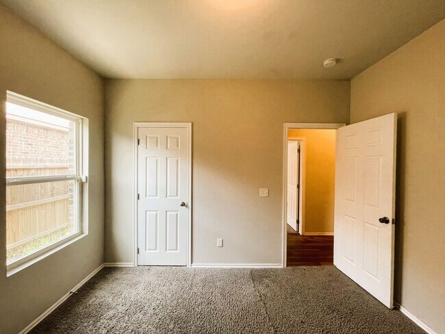 Building Photo - 10012 Wimbledon Ct