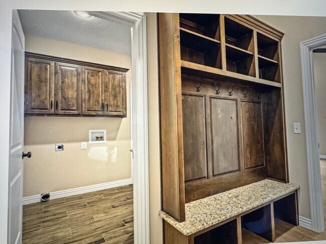 Building Photo - 104 W Aven Ave