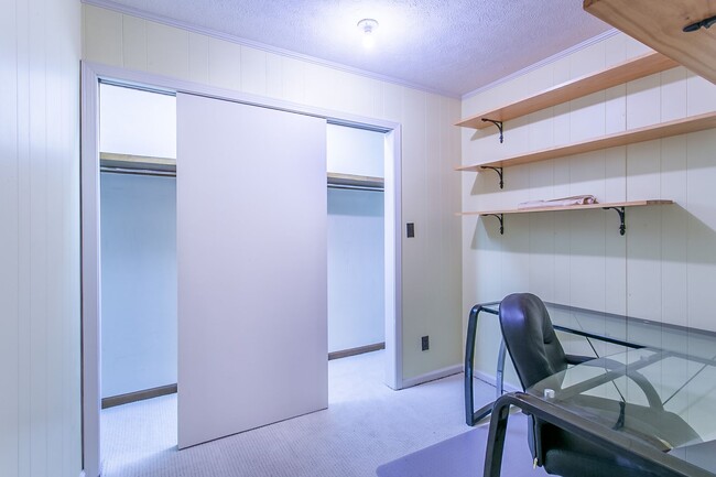 Building Photo - Light & Bright Home