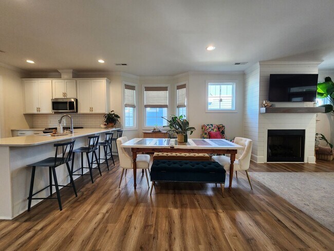 Building Photo - Home Available in Summerhouse on Everett Bay! Showings Coming Soon.