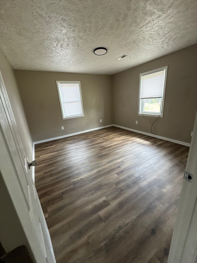 Building Photo - 916 Monroe Ave