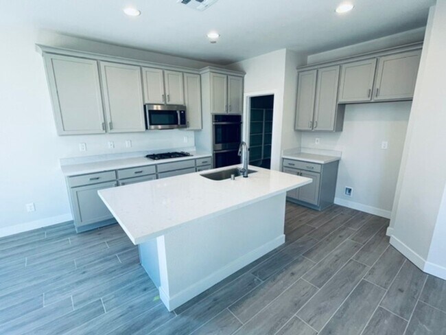 Building Photo - 72 Verde Rosa Dr