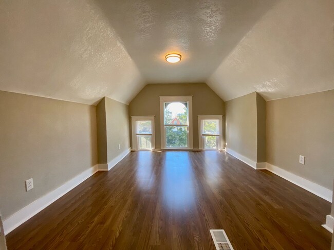 Building Photo - Beautifully Updated 5 Bed 3 Full Bath!!