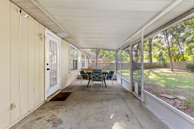 Building Photo - Experience a breezy lifestyle in the convenient Eagle Point subdivision!