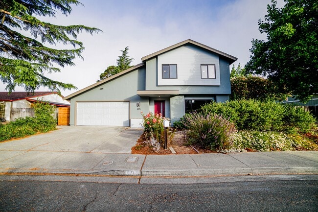 Building Photo - 405 Solano Dr