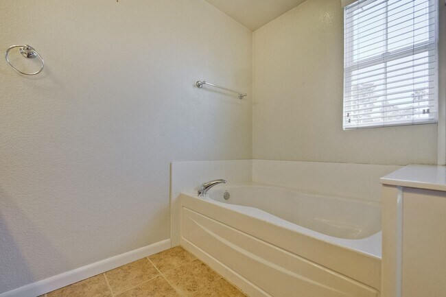 Building Photo - Wow! What a Great Home! Available Now!