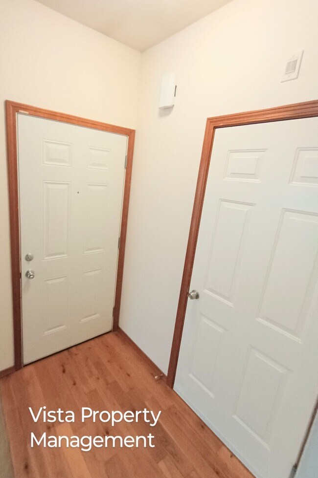 Building Photo - 2 Bedroom 2.5 bath BIG Townhouse with garage - minutes from JBLM East Gate