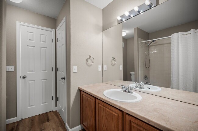Building Photo - Beautiful 2 Bedroom End-Unit Townhouse in Montarbor Villas w/ Mountain Views