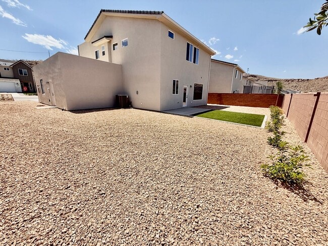 Building Photo - BRAND NEW Three Bedroom Townhome in Desert...