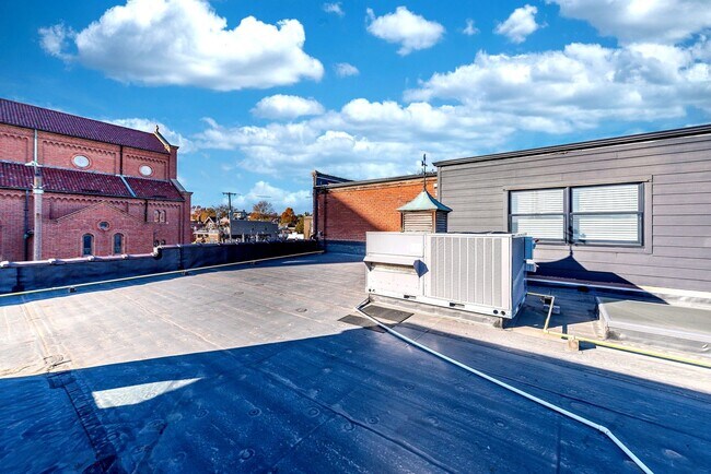 Building Photo - CONDO ON THE HILL 3 BED 1 BATH - Hardwood Floors & Renovated Luxury Kitchen