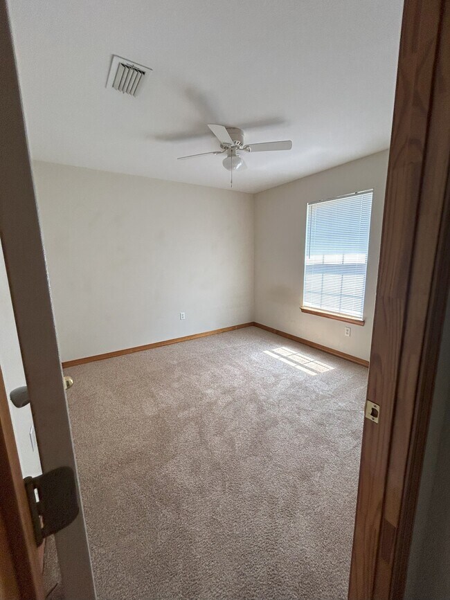 Building Photo - 836 Stonegate Ct