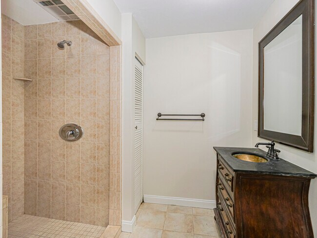 Building Photo - 855 28th Ave