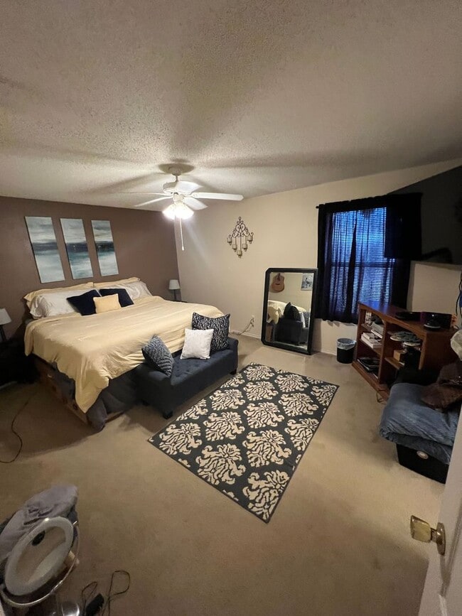 Building Photo - Available NOW! 2 bed 2 bath 2 car garage