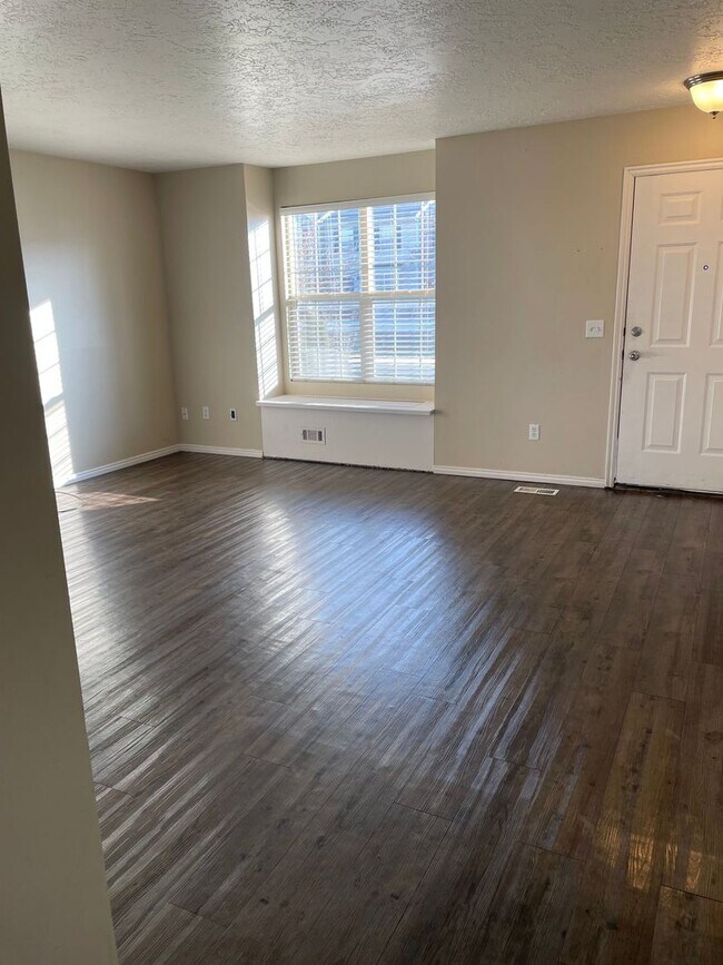 Building Photo - BEAUTIFUL TOWNHOME!!!