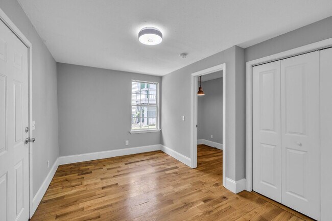 Building Photo - Sleek Highland Park Unit – Great Location,...