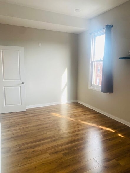 Building Photo - 1827 W Diamond St