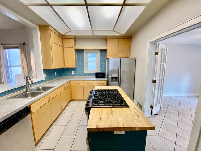 Building Photo - Awesome 4BD/3BA in prime Uptown! Remodeled w/ HGTV! Avail. May 1st!