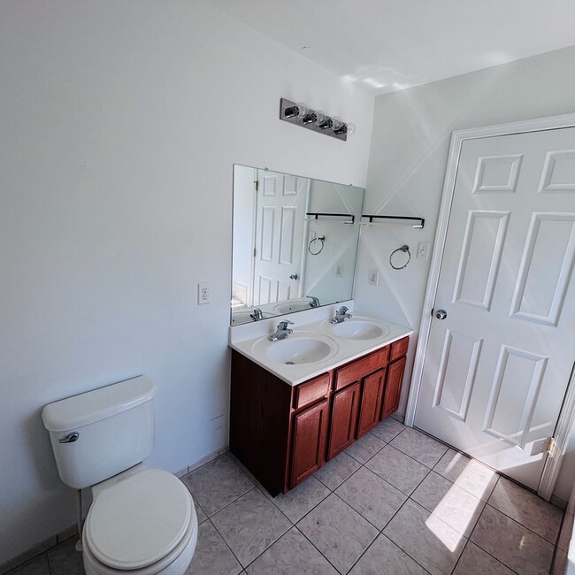Building Photo - Located in the Highgates subdivision in Upper Macungie Township this 3 bedroom, 2.5 bath townhouse