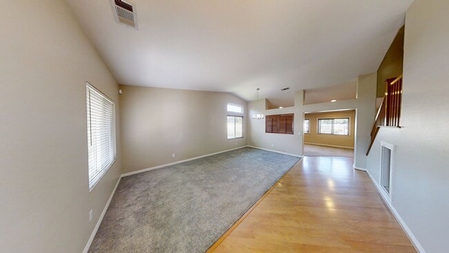 Building Photo - Beautiful 2 story 4 bed/2.5 bath Home in Y...