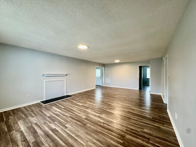 Building Photo - 4 Bedrooms/2 Bath Ranch Home!