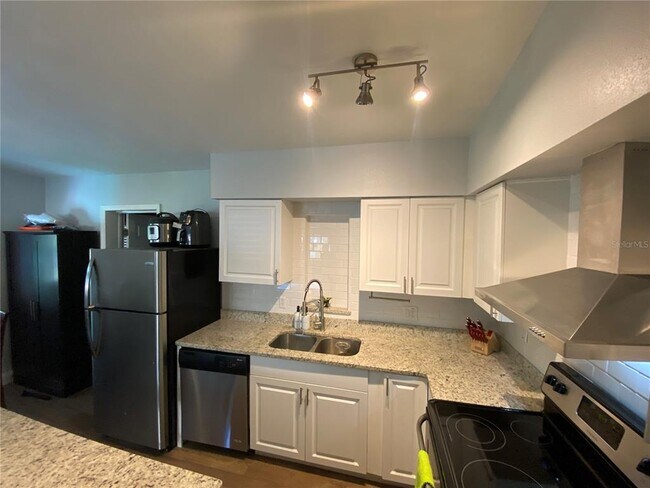 Building Photo - 813 N Waterview Dr