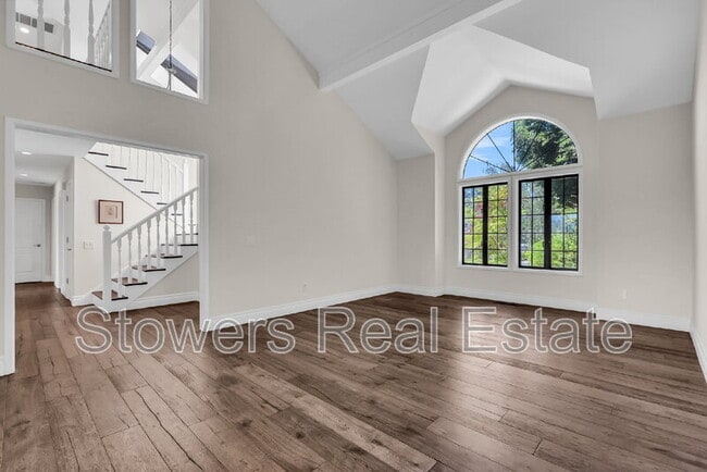 Building Photo - 325 Paraiso Dr
