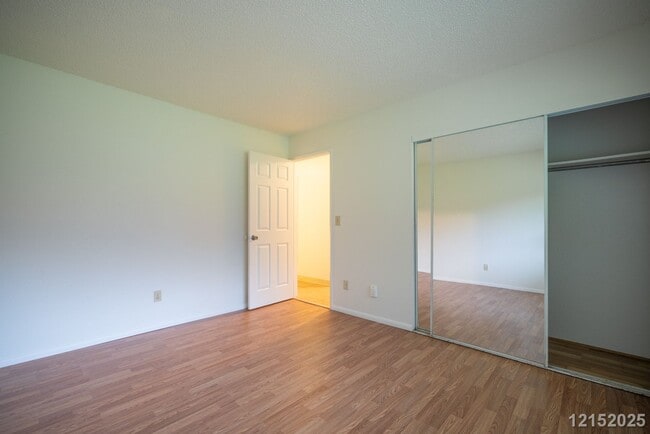 Building Photo - $2900 / 2 Bed/ 1 Bath/ 2 Parking IN HIDDEN VALLEY ESTATES