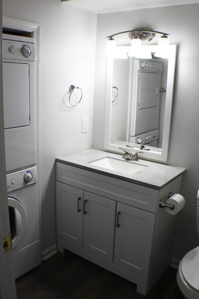 Building Photo - 2 bedroom Condo for rent! Available this A...