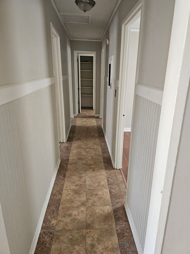 Building Photo - 3 bdrm 1 bath ready to rent