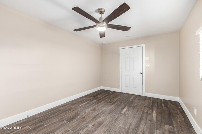 Building Photo - 7613 W Devonshire Ave