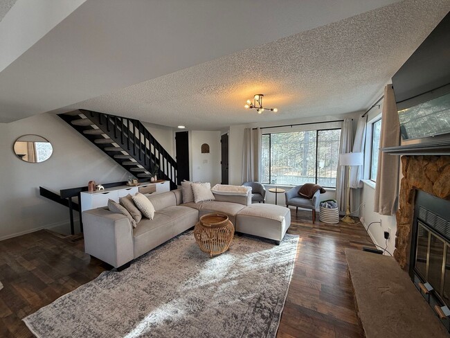 Building Photo - Welcome home to this beautifully updated townhome in the highly desirable Chesapeake Bay community!