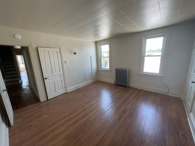 Building Photo - Large Five Bedroom 1.5 Bathroom In York!