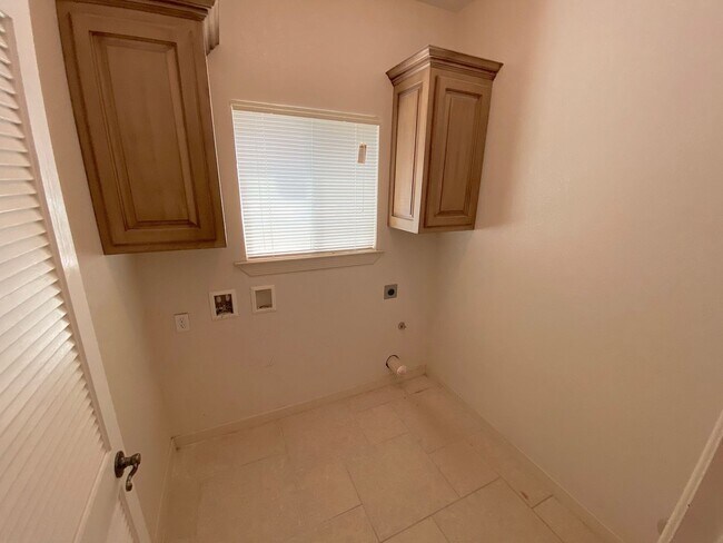 Building Photo - Northeast El Paso/Sandstone Ranch Estates 4 Bed 2.5 Bath Refrig A/C