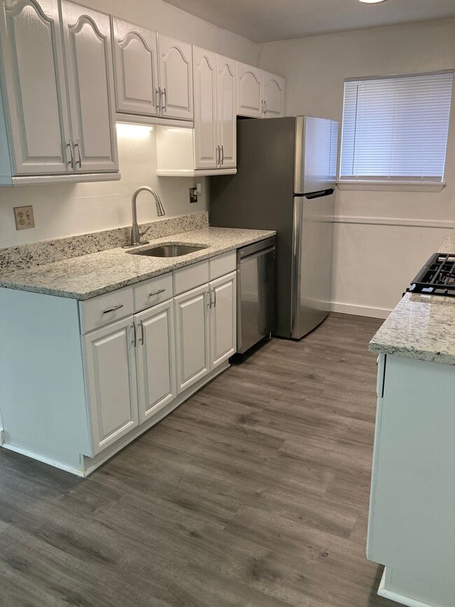 Building Photo - Renovated & Spacious 2 Bedroom Condo in Ed...