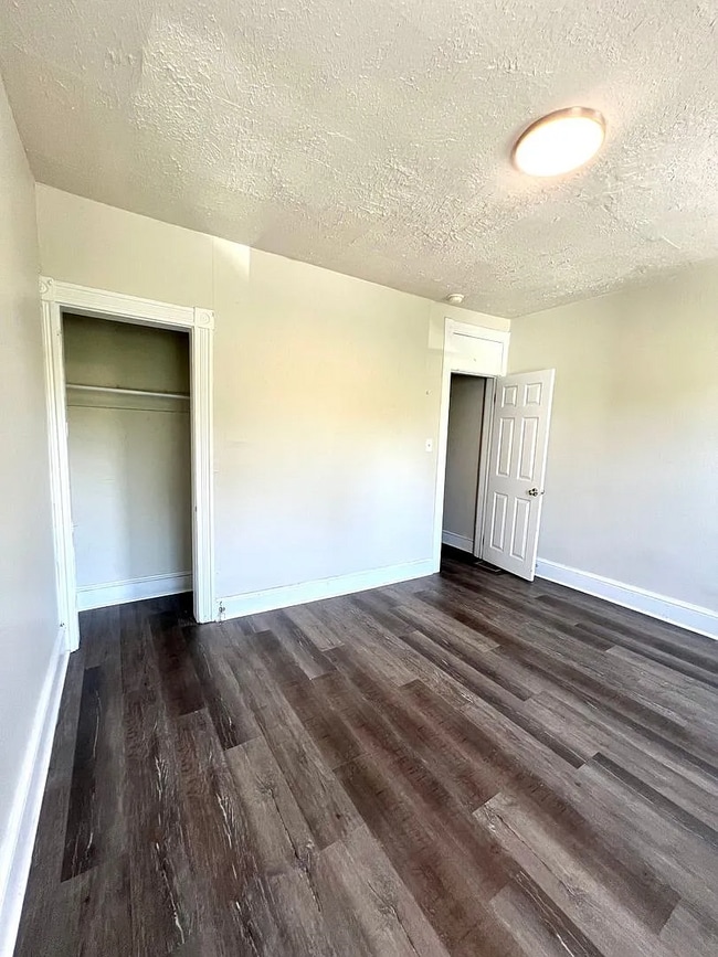 Building Photo - beautifully updated 3-bedroom, 1-bathroom townhouse