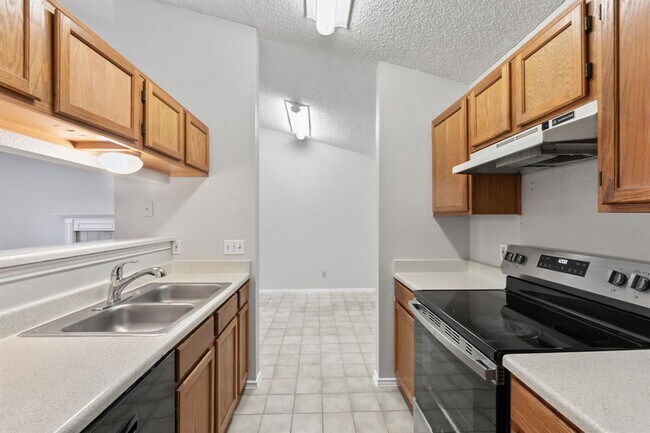 Building Photo - 6002 Parkwood Dr