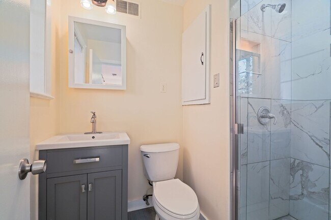 Building Photo - Peaceful Living in West Ashley!