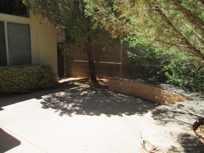 Building Photo - (4) Beds & (3) Car Garage