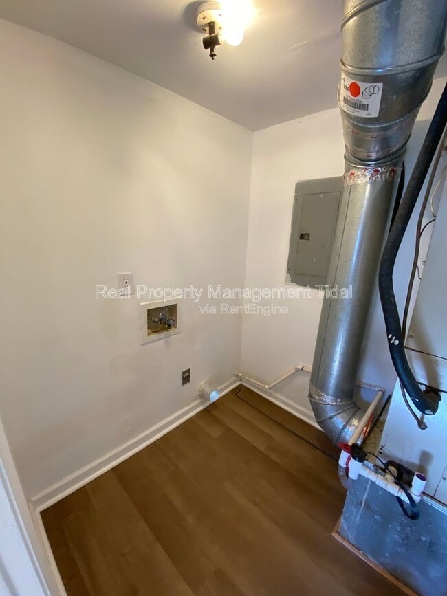 Building Photo - 726 19th St