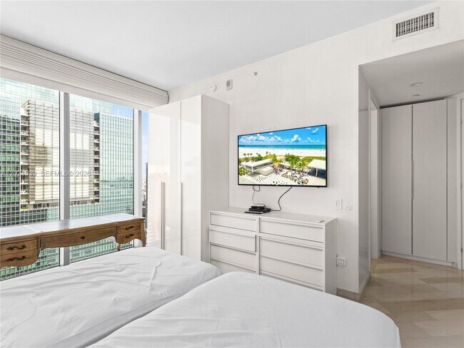 Building Photo - 1300 Brickell Bay Dr