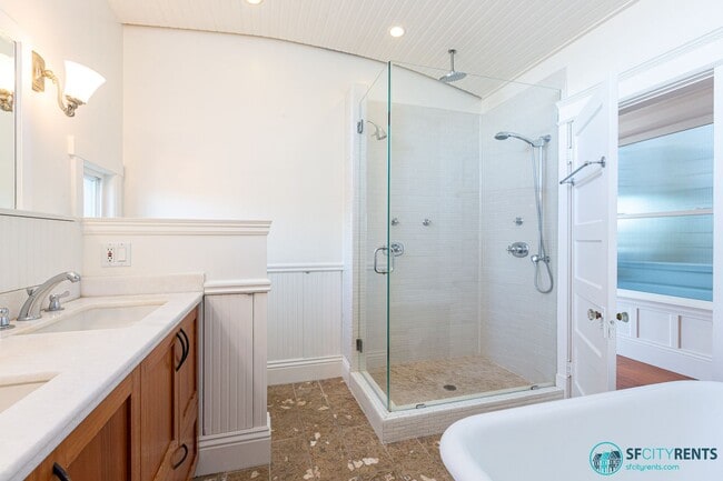 Building Photo - Potrero Hill: Remodeled Top Floor with City Views, Bonus Room & 2 Car Parking