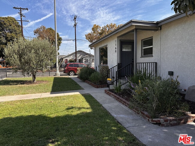 Building Photo - 1160 N Fries Ave