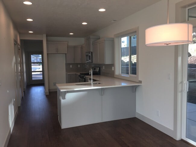 Building Photo - 3 Bedroom / 2 Bathroom Home in SE Bend