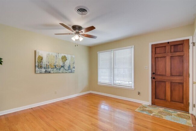 Building Photo - 3649 Lynnwood Dr