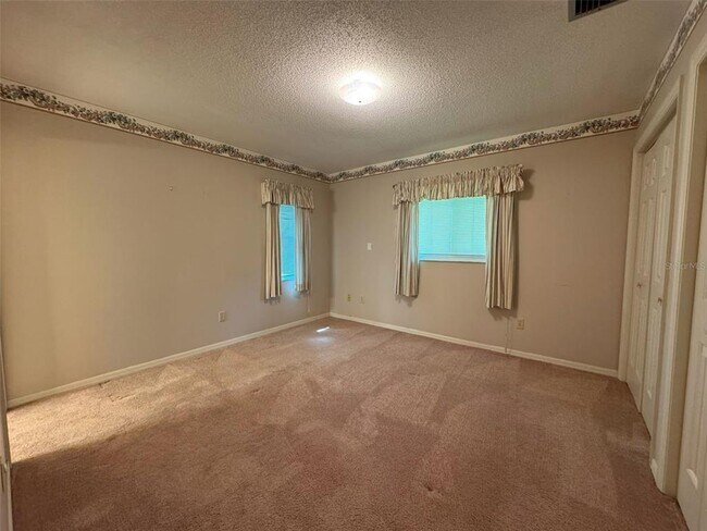 Building Photo - 1050 Bloomfield Dr