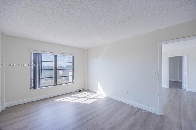 Building Photo - 4164 Inverrary Dr