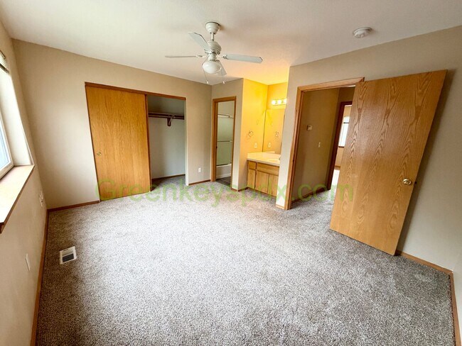 Building Photo - 10474-NE Lija Loop Duplex