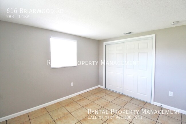 Building Photo - Lovely 2/1.5 Duplex in Venice!