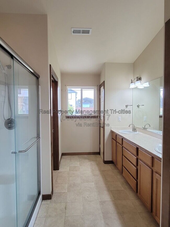 Building Photo - 689 Tanglewood Dr